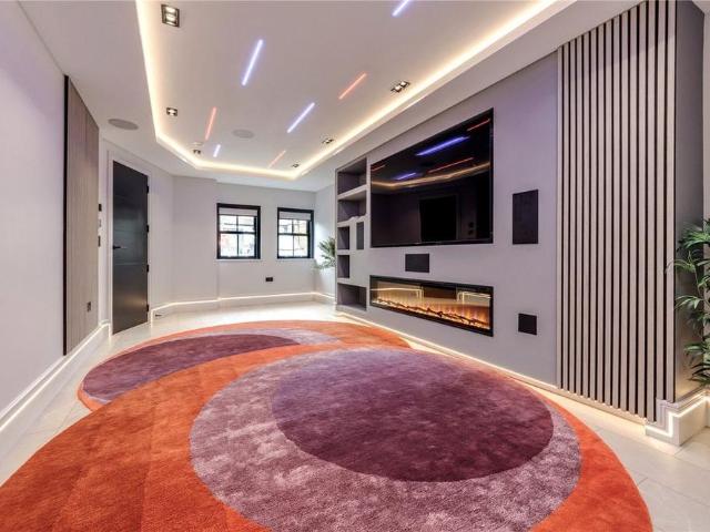5 bedroom detached house to rent