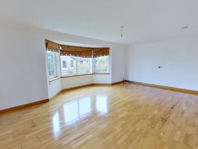 5 bedroom detached house to rent