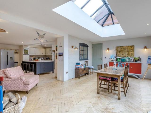 5 bedroom detached house to rent