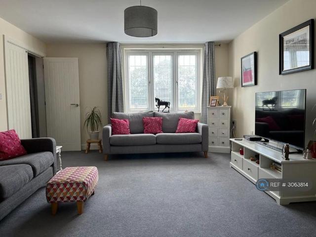 5 bedroom detached house to rent