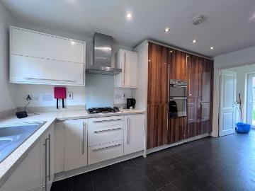 5 bedroom detached house to rent