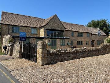5 bedroom detached house to rent