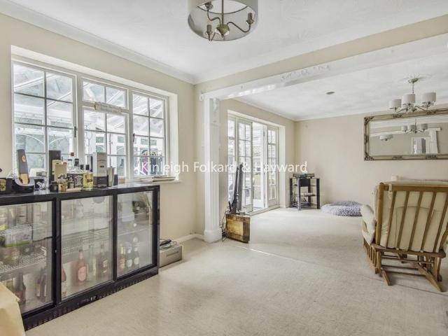 5 bedroom detached house to rent