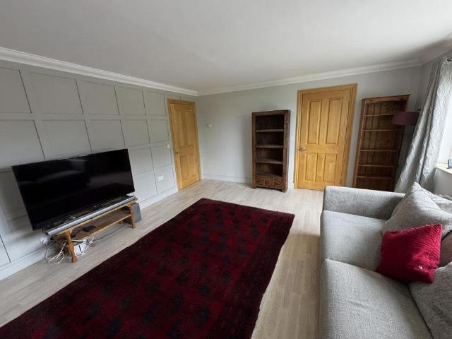 5 bedroom detached house to rent