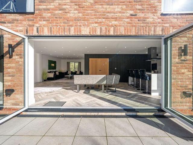 5 bedroom detached house to rent