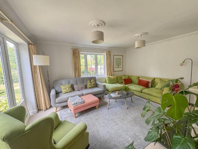 5 bedroom detached house to rent