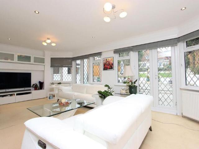 5 bedroom detached house to rent