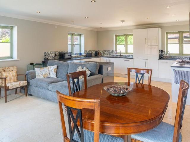 5 bedroom detached house to rent