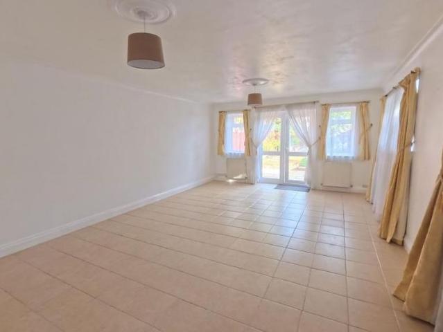 5 bedroom detached house to rent