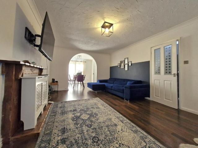 5 bedroom detached house to rent