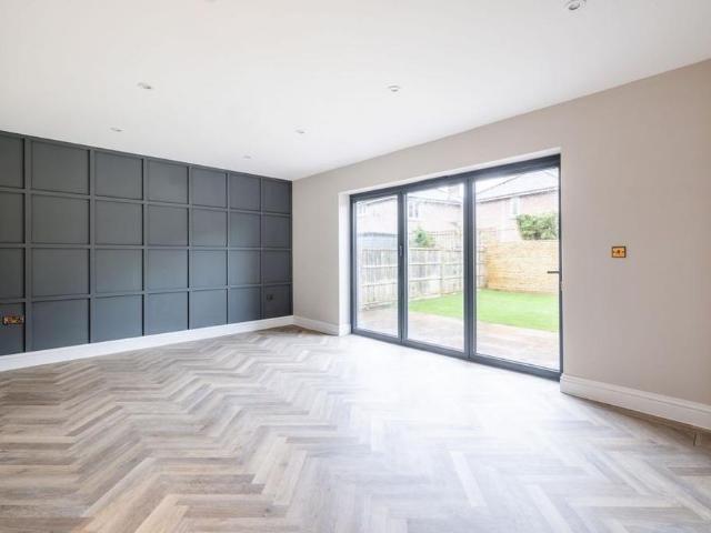 5 bedroom detached house to rent