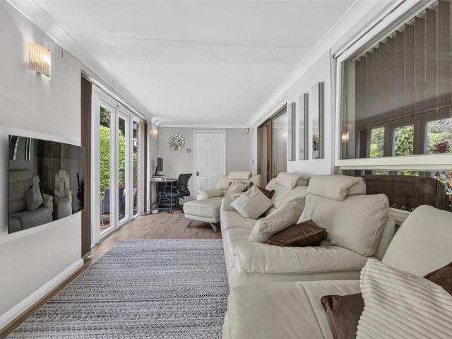5 bedroom detached house to rent
