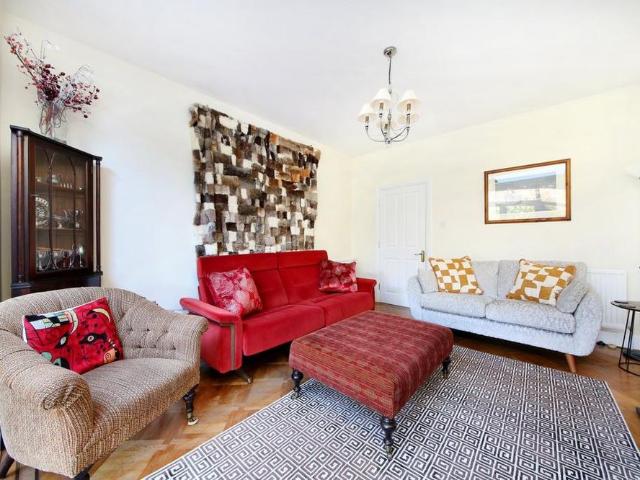 5 bedroom detached house to rent
