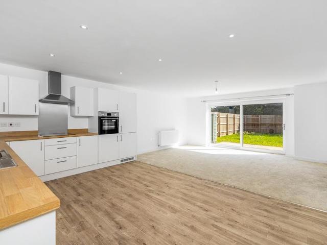 5 bedroom detached house to rent