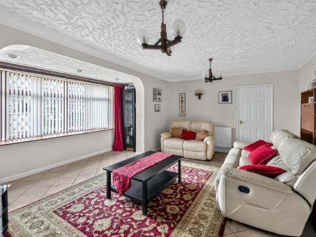 5 bedroom detached house to rent