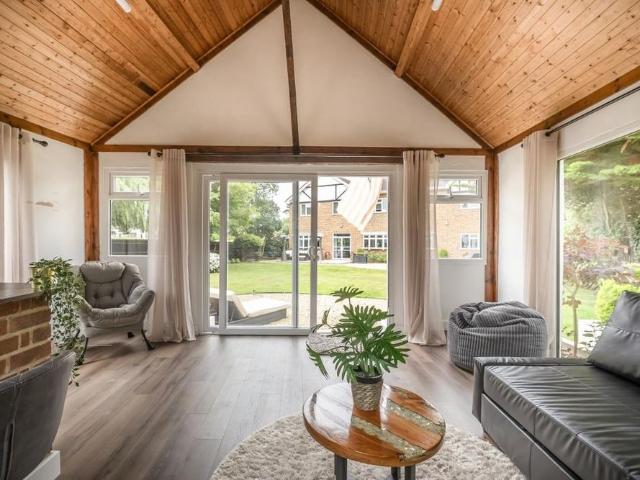 5 bedroom detached house to rent