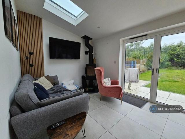 5 bedroom detached house to rent