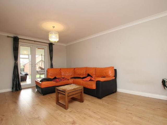 5 bedroom detached house to rent