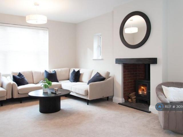 5 bedroom detached house to rent
