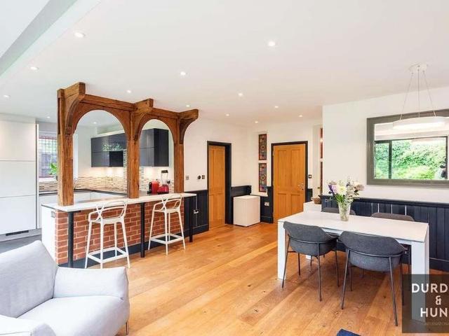 5 bedroom detached house to rent