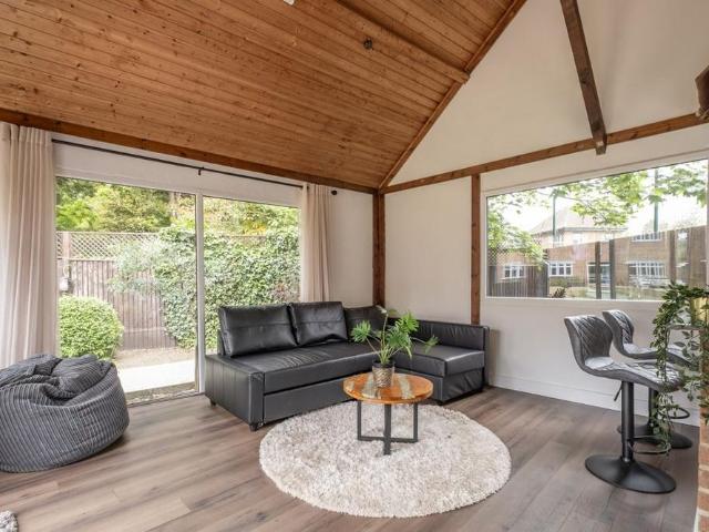5 bedroom detached house to rent