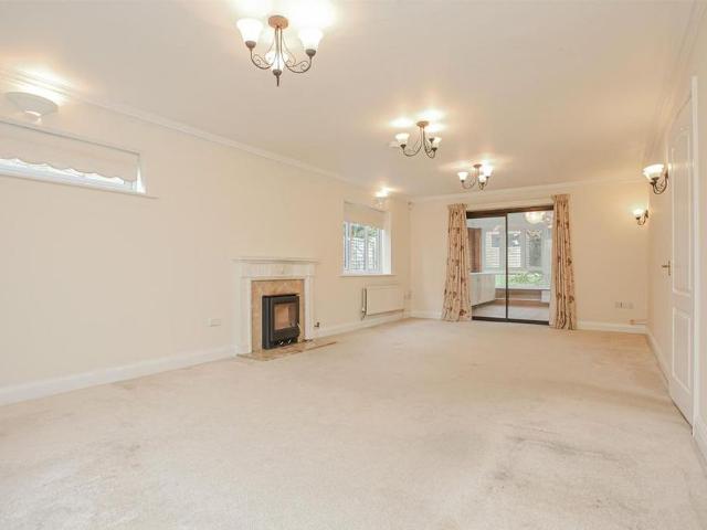 5 bedroom detached house to rent