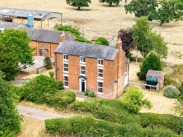 5 bedroom detached house to rent