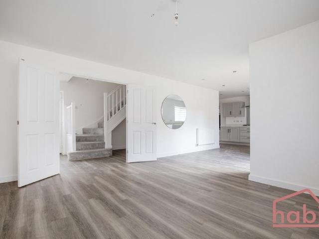 5 bedroom detached house to rent
