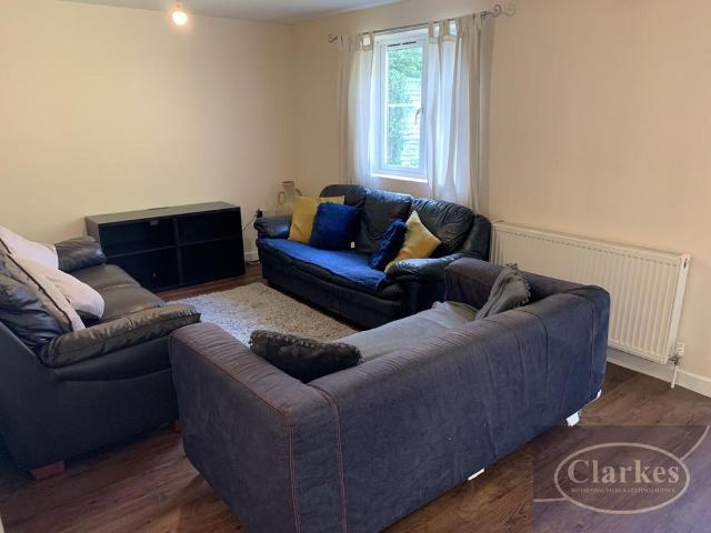 5 bedroom detached house to rent