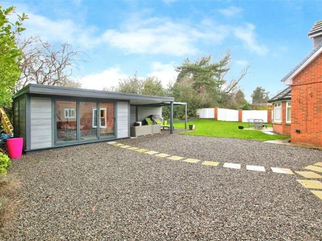 5 bedroom detached house to rent