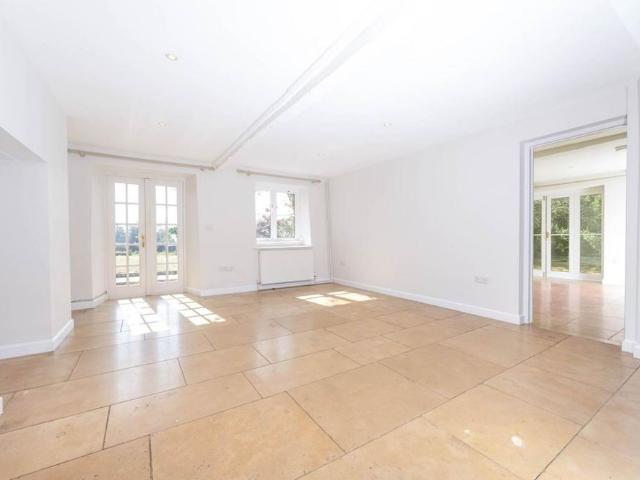 5 bedroom detached house to rent