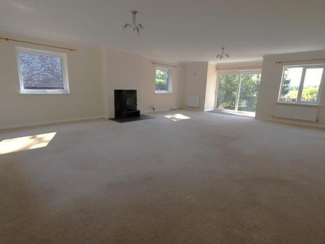 5 bedroom detached house to rent