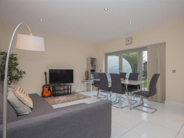 5 bedroom detached house to rent
