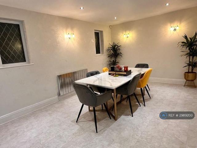 5 bedroom detached house to rent