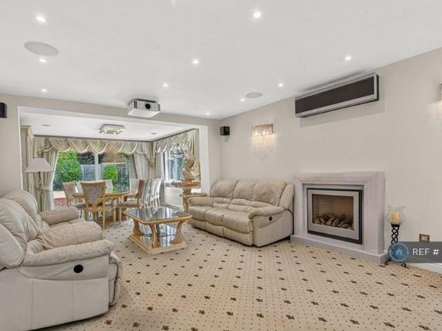 5 bedroom detached house to rent