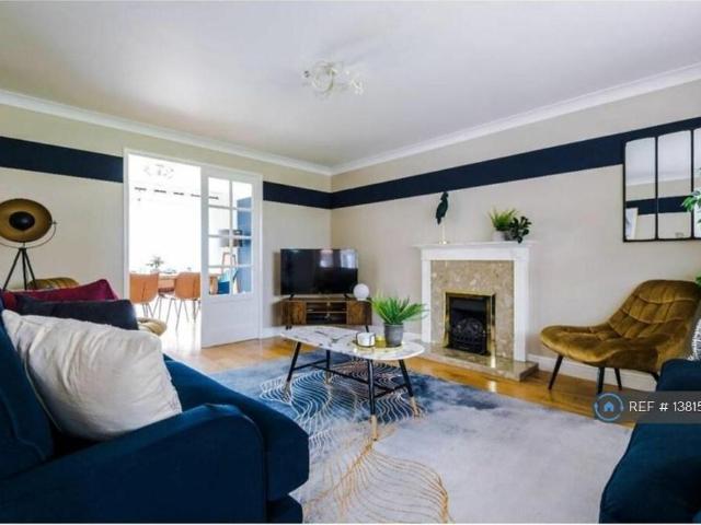 5 bedroom detached house to rent
