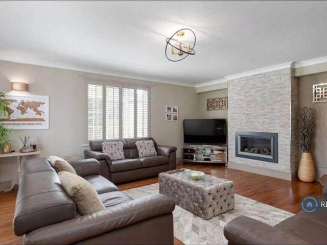 5 bedroom detached house to rent