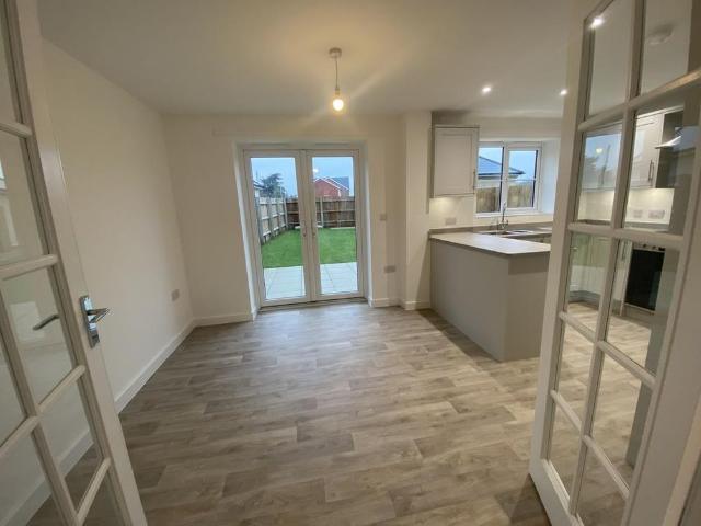 5 bedroom detached house to rent