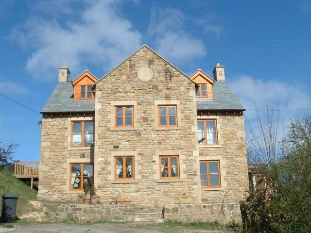 5 bedroom detached house to rent