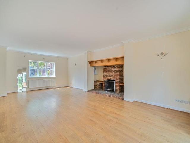 5 bedroom detached house to rent