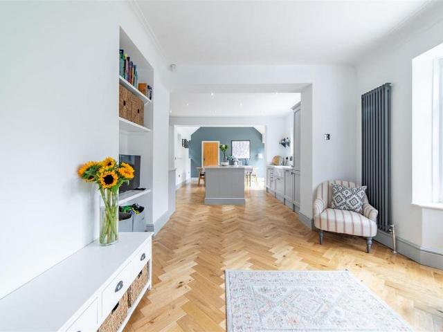 5 bedroom detached house to rent