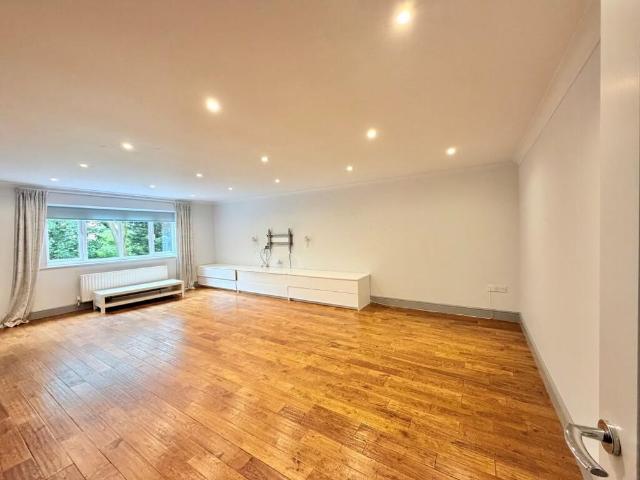 5 bedroom detached house to rent