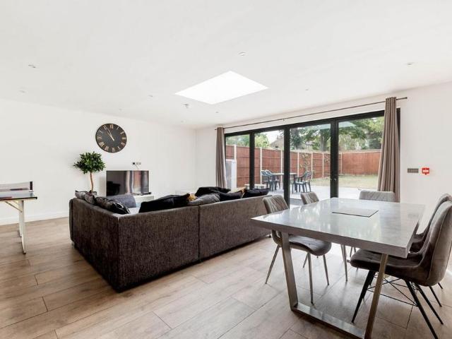 5 bedroom detached house to rent