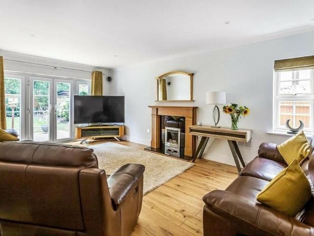 5 bedroom detached house to rent