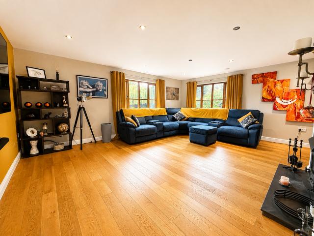 5 bedroom detached house to rent