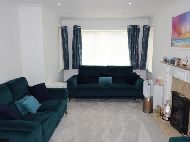 5 bedroom detached house to rent