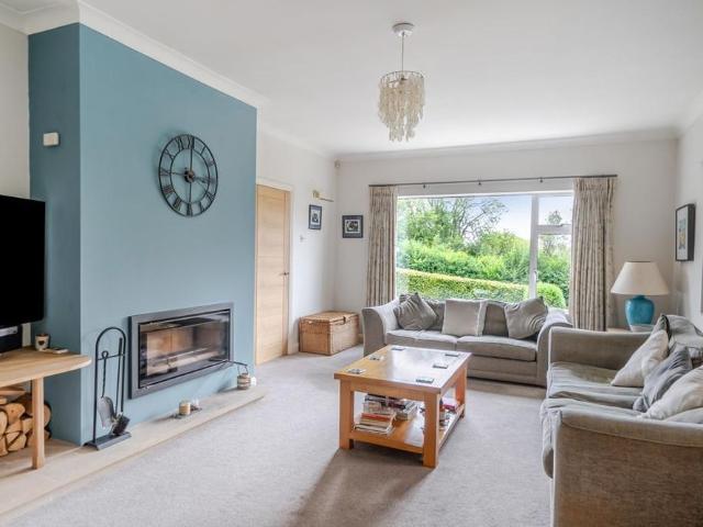 5 bedroom detached house to rent