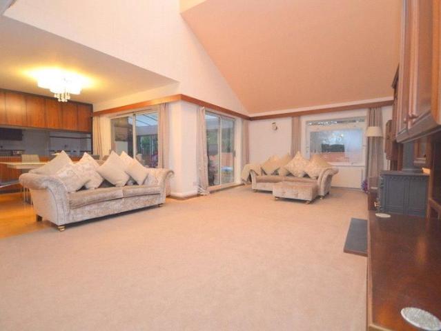 5 bedroom detached house to rent