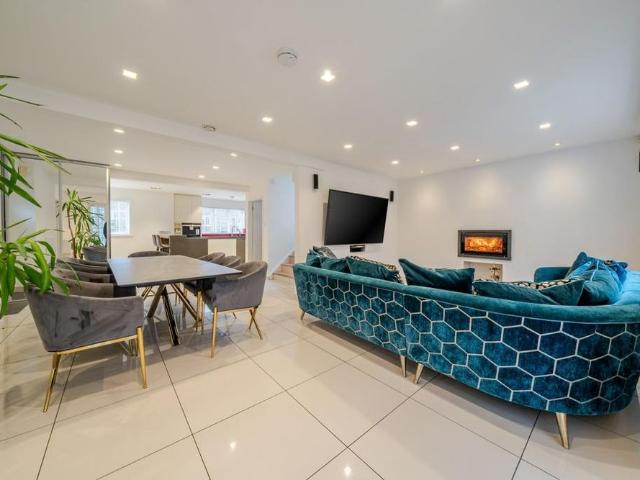 5 bedroom detached house to rent