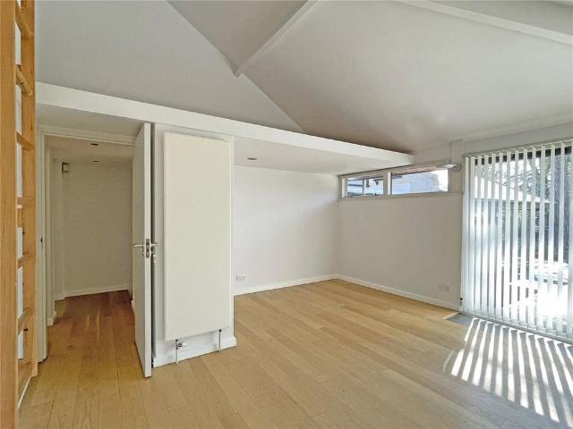 5 bedroom detached house to rent